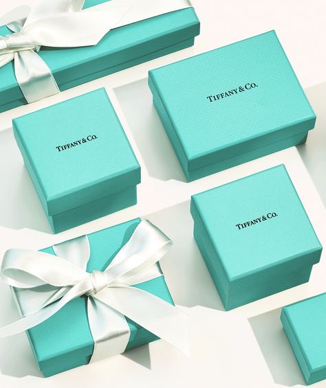 Tiffany And Co Packaging, Bridal Shower Gift Wrapping Ideas, Tiffany Packaging, Tiffany And Co Box, Tiffany Color, Tiffany Gifts, Fashion Logos, Rich Luxury, Tiffany And Co Jewelry