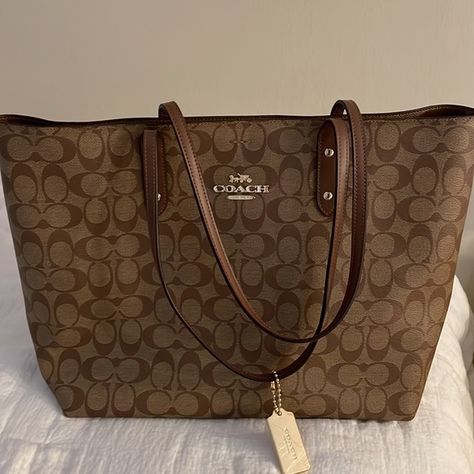 Signature Coach City Large Tote Coach Tote Bag Outfit, Coach Bag Outfit, Luxury Tote Bags, Big Handbags, Expensive Bag, Big Tote Bags, Handbags For School, Coach Tote Bags, Rope Bag