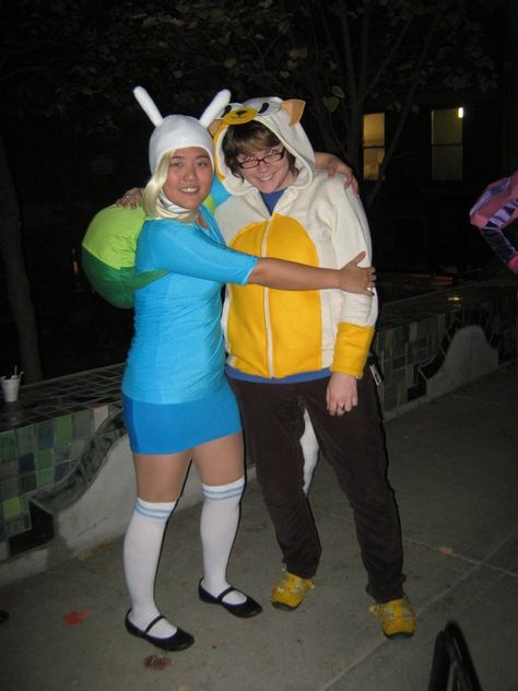 fionna & cake Fionna Cosplay, Fiona Adventure Time Costume, Princess Fiona Cosplay, Fiona Adventure Time Cosplay, Adventure Time Fiona And Cake, Adventure Time Costume, Cake Costume, Adventure Time Cakes, Adventure Time Cosplay