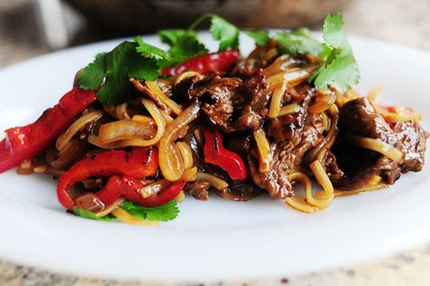 Thai Beef with Peppers (noodles); recipe by Ree Drummond Meat And Veggies, Thai Beef, Eat Beef, Beef Stir Fry, Peppers Recipes, Beef Dishes, Asian Dishes, Pioneer Woman, Main Dish Recipes