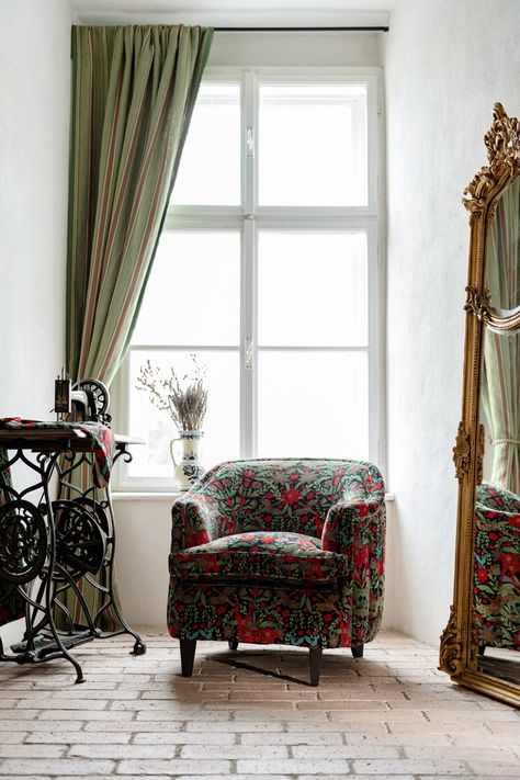 SCARLETT CHAIR - DER KÖNIG Black Velvet Statement Bedroom, Cosy Reading, Velvet Background, Mind The Gap, Reading Chair, Embroidered Cushions, Bedroom Chair, Magical Forest, Velvet Upholstery