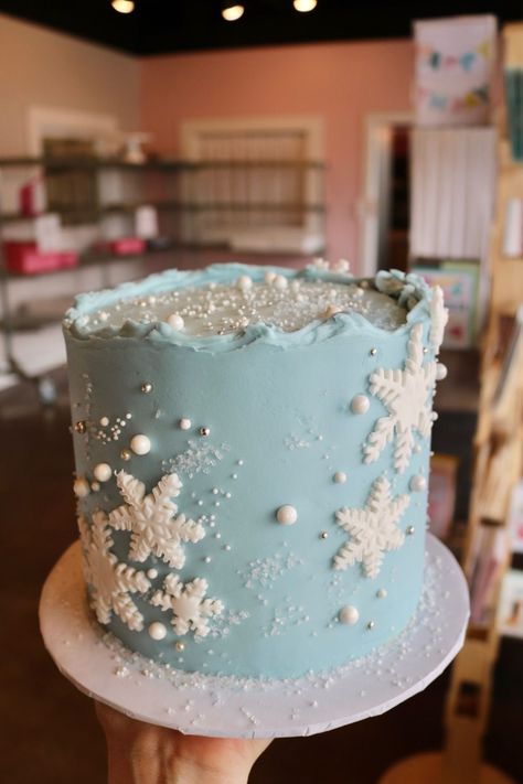 Blue winter wonderland snowflake cake by 3 Sweet Girls Cakery! Sweet 16 Winter Wonderland Theme Cake, Snow Cake Design, Winter Wonderland First Birthday Cake, Winter Wonderland Party Cake, Winter Snowflake Cake, Snowflake Cake Ideas, Winter Theme Birthday Cake, Snowflake Cake Birthday, Icicle Cake