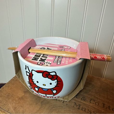 Hello Kitty Fans This Ramen Bowl Is Adorable And New In Box. Hello Kitty Ramen Bowl, Hello Kitty Ramen, Y2k Pics, Meh Cat, Pink Motorcycle, Y2k Hello Kitty, Lip Gloss Homemade, Hello Kitty Merchandise, Hello Kitty House