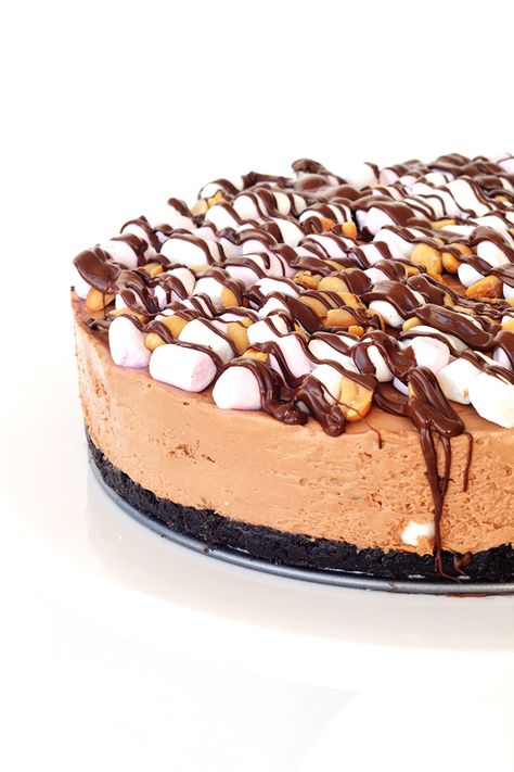 No bake rocky road cheesecake Rocky Road Cheesecake, Strawberry Cheesecake Chimichangas, Rocky Road Chocolate, Rocky Road Recipe, Oreo Cookie Crust, Handle The Heat, Tastefully Simple, Chocolate Marshmallows, Cheesecake Bites