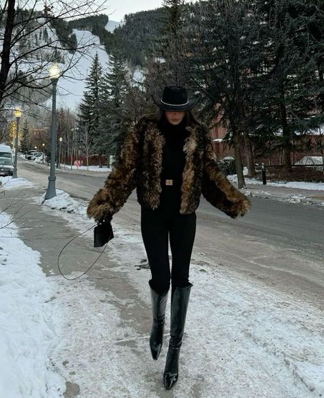 Aspen Outfit Winter, Ski Fits, Ski Trip Outfit, Mountain Fashion, Apres Ski Outfits, Fur Outfit, Ski Style, Kelsey Merritt, Colorado Outfits