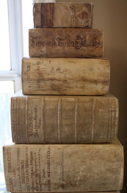 Michel De Montaigne, Antiquarian Books, Leather Books, Book Nooks, Library Books, Old Books, I Love Books, Antique Books, Vintage Books