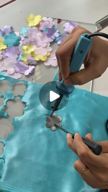 Flower Dress Design, Painting Flowers Tutorial, Felt Flowers Diy, Making Fabric Flowers, Dress Sewing Tutorials, Bead Embroidery Tutorial, Handmade Flowers Fabric, Denim Flowers, Couture Embroidery