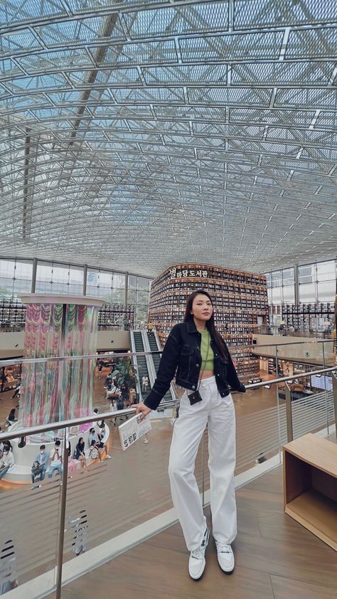 Korea Photo Dump, Seoul Instagram Story, South Korea Outfit Aesthetic, Newbalance550 White, South Korea Summer Outfit, Seoul Photo Ideas, Korea Outfits, Starfield Library, Seoul Aesthetic