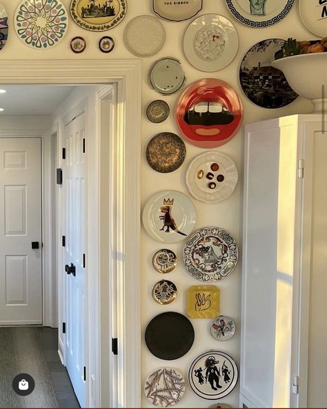 Circular Gallery Wall, Plate Gallery Wall, Hanging Plates On The Wall Ideas, Hang Plates On Wall, Vintage Plate Wall, Plate Walls, Apartment Things, Artwork Inspiration, Apt Ideas