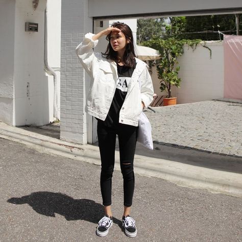 White Jacket Jeans Outfit, Off White Denim Jacket Outfit, Styling White Denim Jacket, White Denim Jacket Outfit Winter, How To Style White Denim Jacket, White Jeans Jacket Outfit, White Denim Jacket Outfit Women, White Jacket Outfit Casual, Cute Outfits Simple