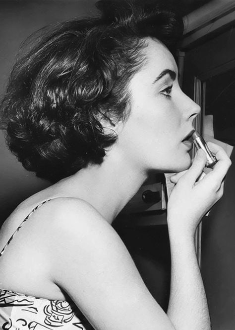 Elizabeth Taylor applying lipstick - Mermaidens: Old Hollywood Beauty Tips from the 1950s Taylor Hairstyles, Sofia Loren, Liz Taylor, Hair Creations, How To Apply Lipstick, Hollywood Icons, Celebrity Makeup Artist, Christina Hendricks, Old Hollywood Glamour