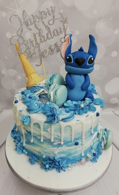 drip cake with edible stitch and macaron's Cake Designs Stitch, Stitch Drip Cake, Stitch Cake Ideas, Stitch Cake Design, Stitch Birthday Cake Ideas, Stitch Cakes, Stitch Birthday Cake, Disney Themed Cakes, Buttercream Birthday Cake