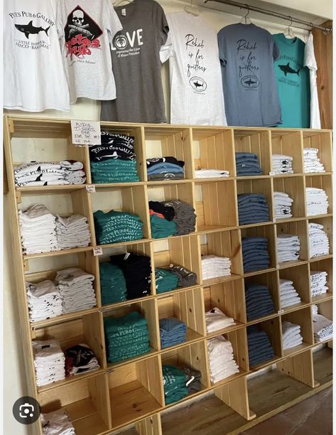 Store Shirt Display, Shirt Rack Display, Diy Store Display Retail Clothing Racks, Merchandise Display Ideas Retail Stores, Tshirt Bar Display, Diy Retail Display Ideas, Tshirt Business Organization, Boutique Ideas Display, Tshirt Vendor Booth Display Ideas