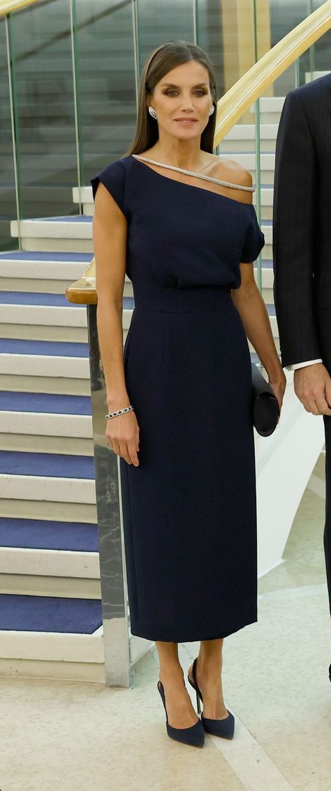 Photos: Queen Letizia's outfits in Croatia Dresses Design Ideas, Semi Formal Mujer, High Low Dresses, Queen Of Spain, Dresses Design, Dark Dress, Royal Dresses, Office Outfits Women, Stylish Party