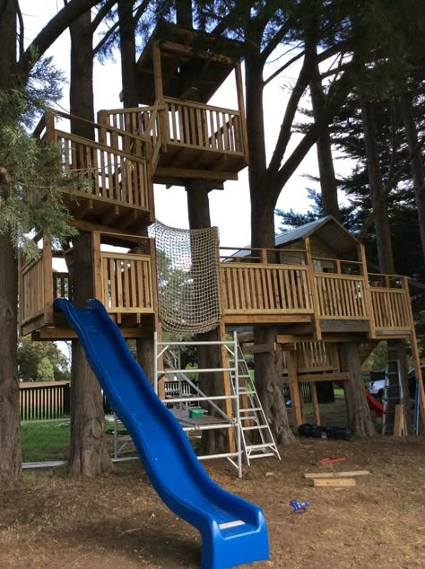 Tree House Play Set, Cottage Playground, Cool Tree Houses For Kids, Kids Garden Play Area, Tree House Playground, Backyard Play Spaces, Kids Outdoor Playground, Backyard Fort, Play Area Backyard