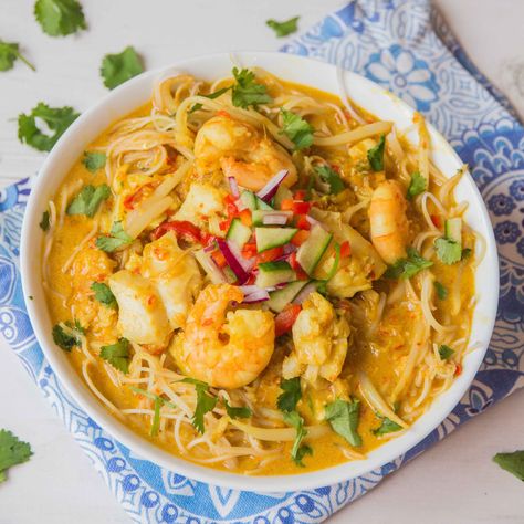 Seafood Laksa - Slurpy, spicy Thai noodle soup Seafood Laksa, Thai Seafood, Laksa Recipe, Laksa Soup, Thai Noodle Soups, Spicy Thai Noodles, Bbq Appetizers, Spicy Noodle, Fall Soup