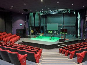 "All The World’s A Stage": Knowing Your Acting Space — OnStage Blog Thrust Stage, Forest Moon Of Endor, Auditorium Architecture, School Theatre, The Glass Menagerie, Classroom Interior, Tiered Seating, Studio Theater, University Of Kent