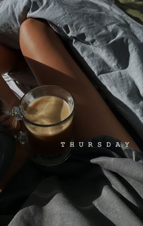 Valeria Core, Photo Inspiration Instagram, Beautiful Winter Pictures, Photography Dark, Coffee Shop Photography, Coffee Photos, Beach Photography Poses, Inspiration Instagram, Aesthetic Coffee