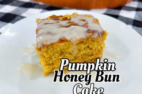 Pumpkin Honey Bun Cake, Cake Mix Pumpkin, Pumpkin Cheesecake Brownies, Julia Pacheco, Cake Fall, Honey Bun Cake, Autumn Dessert, Bun Cake, Pumpkin Pie Mix