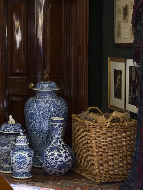 Kitchen Blue And White, Ralph Lauren Home Living Room, Ralph Lauren Interiors, Cabana Magazine, British Colonial Decor, Kitchen Blue, Blue White Decor, Colonial Decor, Chinoiserie Chic