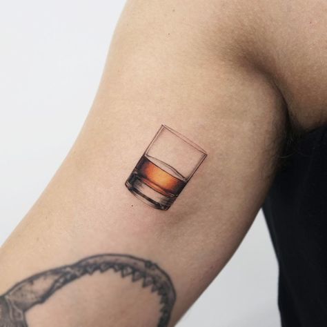 Wine Tattoo, Beer Tattoos, Wörter Tattoos, Glass Tattoo, Food Tattoos, Petit Tattoo, Korean Tattoos, Kunst Tattoos, Tattoo Old School