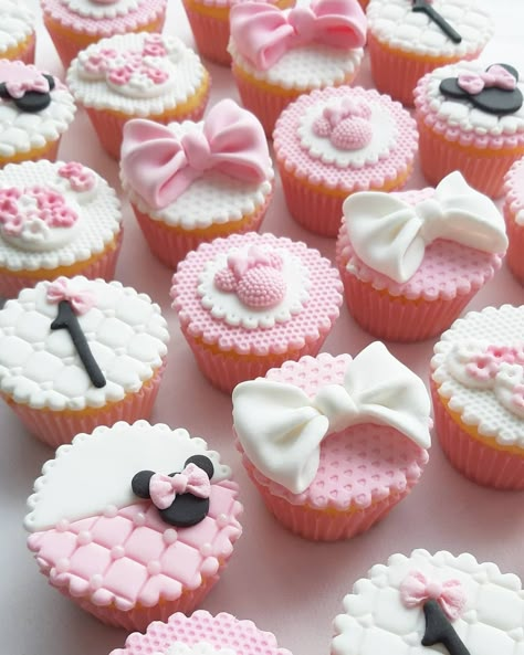 Minnie Mouse Luau, Cupcakes Minnie Mouse, Minnie Cupcakes, Mickey And Minnie Cake, Mouse Cupcakes, Minnie Mouse Birthday Party Decorations, Minnie Mouse First Birthday, Minnie Mouse Birthday Decorations, Minnie Mouse Cupcakes