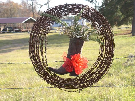 Barbwire Christmas Wreath, 2012 Suggs Farm.  (Tallow tree balls and rosemary) Wire Wreath Ideas, Barb Wire Wreath, Barb Wire Crafts, Barbed Wire Wreath, Chicken Wire Diy, Cow Skull Decor, Barbed Wire Art, Western Crafts, Barb Wire