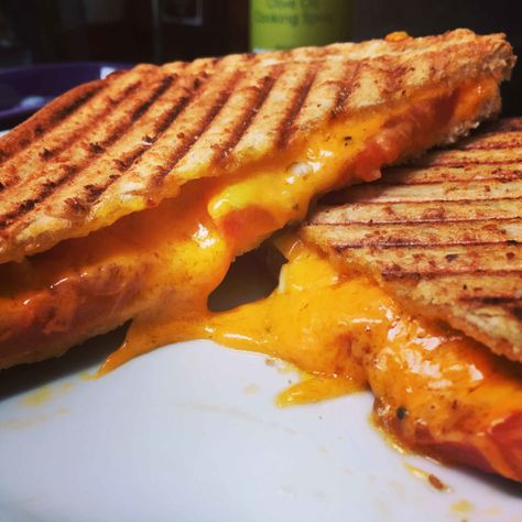 Cheese, Tomato and Onion Toastie - Toastie Recipes Onion Sandwich, Ham And Cheese Toastie, Toasted Sandwich Recipes, Sandwich Maker Recipes, Toasted Cheese, Toasted Sandwich, Meatballs And Gravy, Sweet Chili Chicken, Classic Grilled Cheese