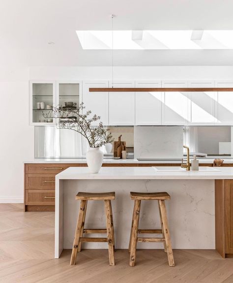 Harris Kitchens And Joinery on Instagram: “A touch of Spain in Coogee 🌴 The stunning timber grain cabinetry from @farmersdoors , combined with the beautiful DaVinci bench top from…” Skylight Kitchen, Kitchen Benchtops, Beautiful Kitchen Designs, Kitchen Inspiration Design, Co Design, Kitchen Handles, The Palm, Beautiful Kitchens, Kitchen Styling