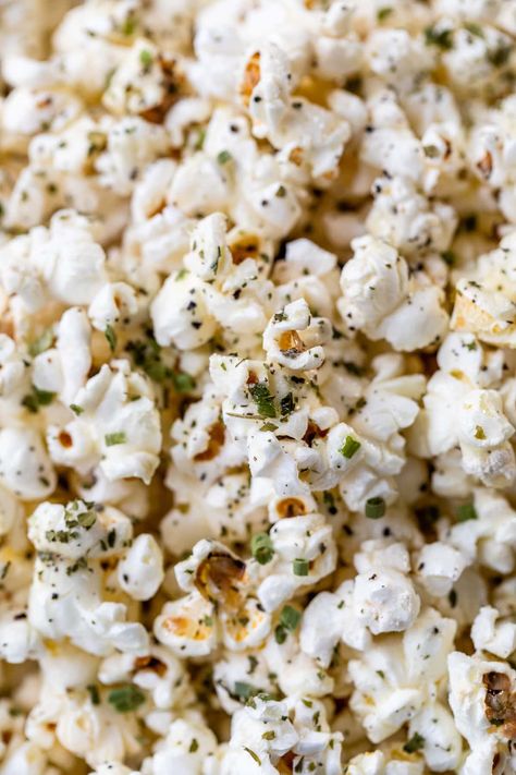 If you want a low-calorie, healthy snack, you’ll love this air-popped Ranch Popcorn! #popcorn #healthysnack #healthyrecipes #weightwatcherrecipes Ranch Popcorn Seasoning, Ranch Popcorn, Savory Snack Recipes, Stovetop Popcorn, Coconut Oil Spray, Healthy Popcorn, Chili Lime Seasoning, Homemade Popcorn, Parmesan Crisps