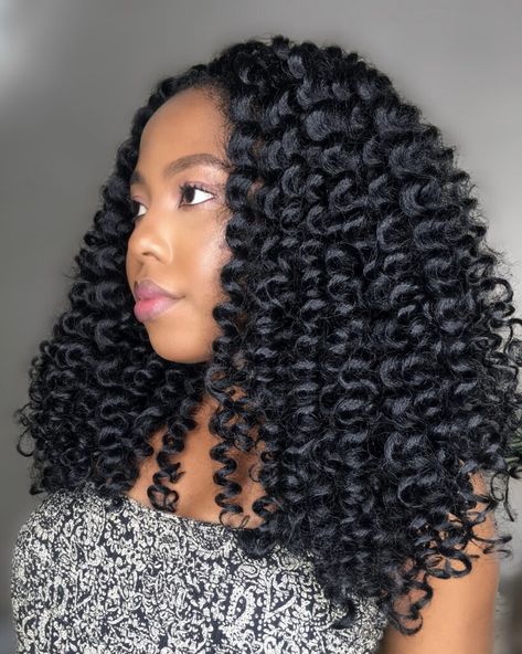 2023 Crochet Hairstyles, Wavy Crochet Hairstyles, Crochet Braid Styles Curls, Hair Styles For Long Faces, Curly Crochet Hairstyles For Black Women, Types Of Crochet Hair, Curly Crochet Styles, Crochet Braids Straight Hair, Crochet Braids Hairstyles Curls