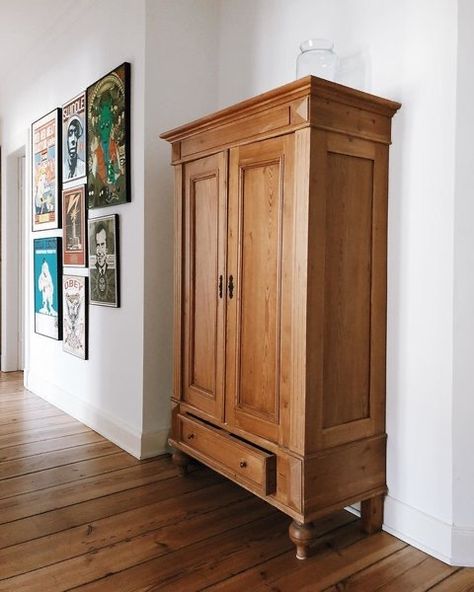 Small Space Wardrobe Ideas, Coat Closet Armoire, Wooden Wardrobe Design Bedroom, Armoire In Living Room, Wooden Wardrobe Ideas, Cabinet Vintage Wood, Room Wardrobe Design, Modern Dressing Room, Old Wardrobe