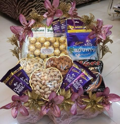 Chocolate Basket Decoration Wedding, Choclate Packing Hampers, Chocolate Packing Ideas Gift For Wedding, Chocolate Hampers For Engagement, Engagement Chocolate Hamper, Choclate Packing For Engagement, Chocolate Tray Decoration Wedding, Chocolate Hamper Ideas Baskets, Chocolate Tray Decoration