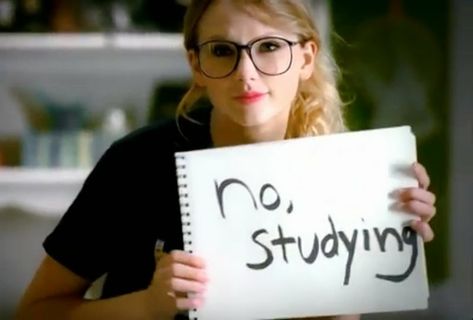 High School Stereotypes, Taylor Swift Web, Taylor Swift Music, You Belong With Me, Taylor Swift Posters, All About Taylor Swift, Celebrity Look Alike, Taylor Swift Wallpaper, Taylor Swift Pictures