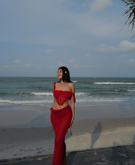 Red Beach Outfit, 23 Bday, Water Aesthetic, Water Pictures, Red Beach, Outfit Red, Beach Photography Poses, Fashion Photography Poses, 2000s Fashion Outfits