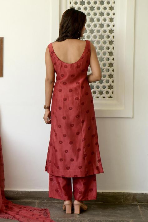 Kurti Back Designs, Simple Indian Suits, Kurta Set With Dupatta, Silk Kurta Set, Silk Kurti Designs, Stylish Kurtis Design, Red Kurta, Diwali Outfits, Silk Kurti