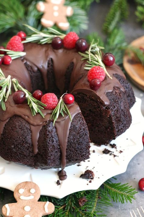 Best Christmas Desserts, Chocolate Bundt Cake, Classic Cheesecake, Tasty Chocolate Cake, Christmas Food Desserts, Chocolate Glaze, Mousse Cake, Christmas Chocolate, Food Cakes