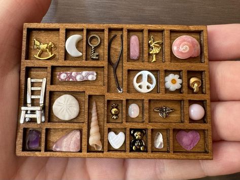 Mini Curiosity Cabinet, Shelf Of Curiosities, Cabinet Fridge, Potions Book, Cabinet Of Curiosity, Cabinet Of Curiosities, Miniature Diy, Memory Scrapbook, Mini Things