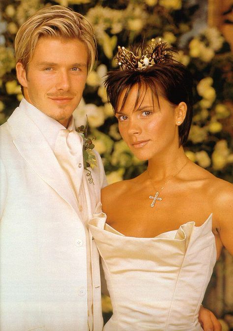 Victoria & David Beckham 1999 David Beckham Wedding, Victoria Beckham Wedding, Beckham Wedding, Celebrity Wedding Hair, Style Victoria Beckham, The Beckham Family, Posh And Becks, Short Hair Bride, Victoria And David