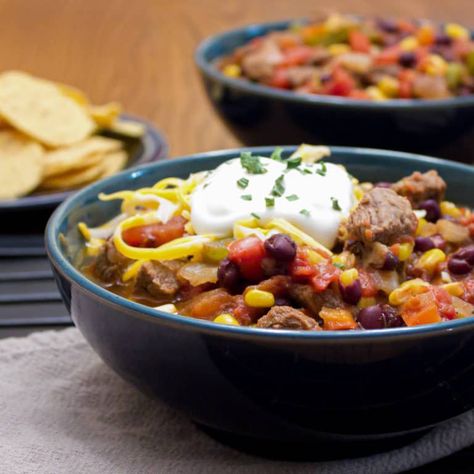 Chili With Steak, Texas Chili Recipe, Corn And Black Beans, Hearty Chili Recipe, Steak Chili, Chili Beans, Texas Chili, Black Bean Recipes, Round Steak