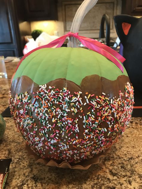 Candy apple pumpkin decorating idea Candy Apple Pumpkin Painting, Candy Apple Pumpkin Decorating, Candy Apple Pumpkin, Pumpkin Wars, Pumpkin Decorating Diy, Lila Party, Creative Pumpkin Decorating, Creative Pumpkin Painting, Cork Ideas