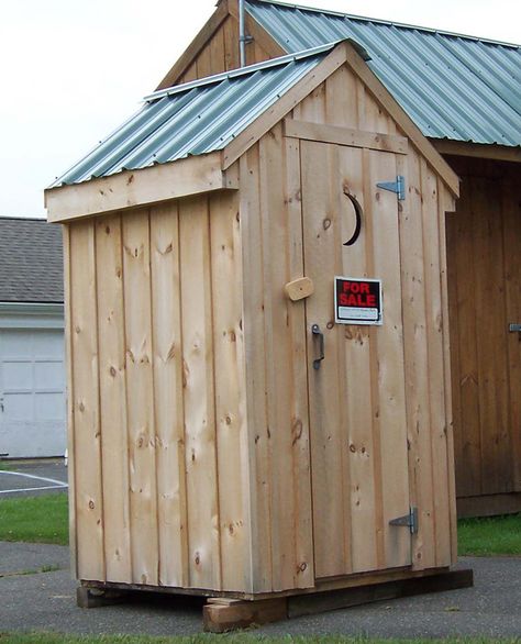 Garden Outhouse Ideas, Diy Outhouse Plans, Fancy Outhouse, Outhouse Diy, Diy Outhouse, Small Outdoor Shed, Outhouse Design, Outdoor Pool Bathroom, Outhouse Shed