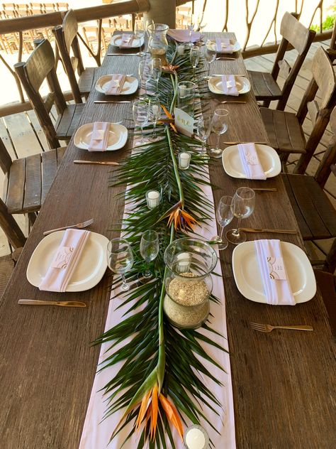 Banana Leaf Table Decor, African Table Settings Ideas, African Wedding Theme Decoration, Palm Springs Pool Party, Leaf Table Decor, African Wedding Theme, Tropical Table Runners, Graduation Flower Bouquet, Palm Springs Pool