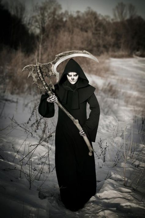 Grim reaper costume Scary Hollowed Costumes, Grim Reaper Makeup, Halloween Costumes Star Wars, Scary Pics, Original Halloween Costumes, Grim Reaper Costume, Star Wars Halloween Costumes, Reaper Costume, Superhero Costumes