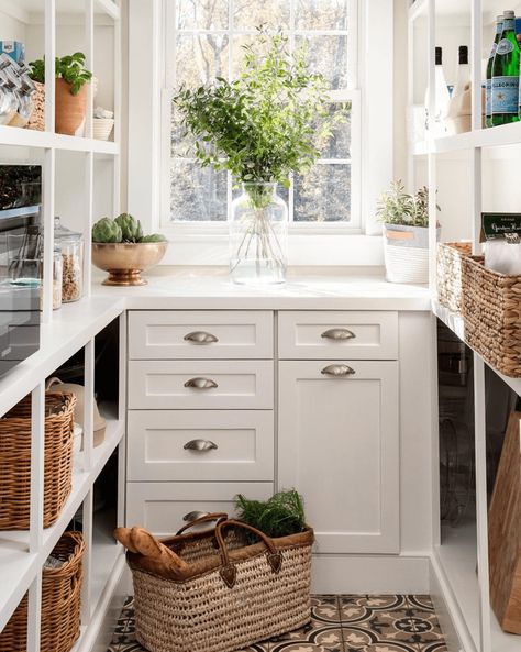 Pantry Farmhouse, Pantry Room, Style Me Pretty Living, Organized Pantry, Butler’s Pantry, Farmhouse Room, Kitchen Pantry Design, Butler Pantry, Galley Kitchen