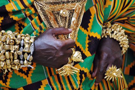 Ghana, Accra, 2007. Ashanti gold beckons in the aftenooon light. Costumed actors played some of Ghana's best-known historical figures. Akan Architecture, Ghanaian Culture, Ghana Accra, Lds Missionary, African American Fashion, Black Royalty, African Royalty, Accra Ghana, Missionary Work