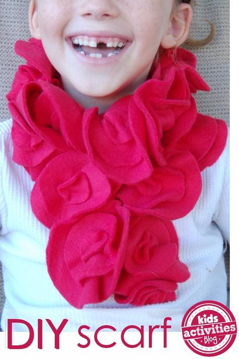 DIY fleece scarf - easy enough for kids to make - makes a great kid-made gift! Diy Fleece Scarf, Sewing Kit Gift, Fleece Projects, Knitting Scarf, Fleece Scarf, Diy Scarf, Kids Scarf, Couture Mode, Sewing For Kids