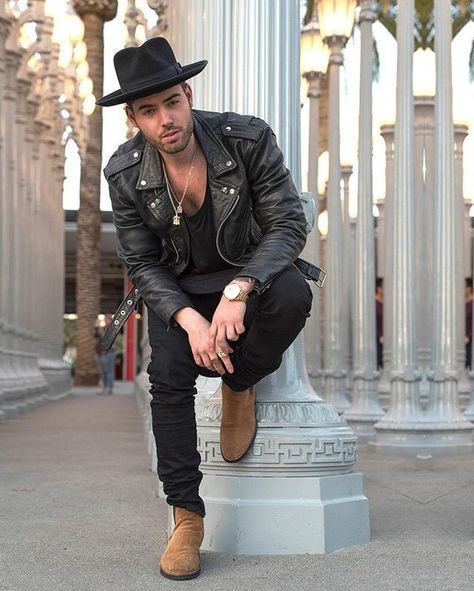 By @danielo_costa Butcher Outfit, Mens Fedora Hat Outfit, Outfit Sombrero, Wide Brim Hat Outfit, Fedora Hat Outfits, Outfit Indie, Leather Jacket Street Style, Mens Dress Hats, Trending Hats