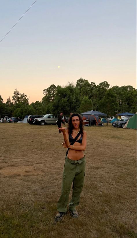 Reading Festival Outfits, Boardmasters Festival, Green Khaki Pants, Khaki Pants Outfit, Leeds Festival, Festival Aesthetic, Festival Inspo, Festival Outfits Rave, Splendour In The Grass