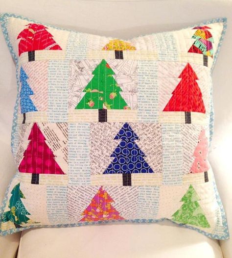 Christmas trees, pieced patchwork pillow | Craftsy Bow Cushion, No Sew Pillow Covers, Quilted Pillow Covers, Christmas Tree Quilt, Christmas Patchwork, Quilt Pillow, Quilt Modernen, Jack Flag, Modern Christmas Tree